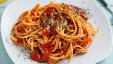 Classic Italian pasta with a simple sauce of ripe tomatoes, garlic, olive oil, basil, and red pepper flakes. A delightful, timeless dish.